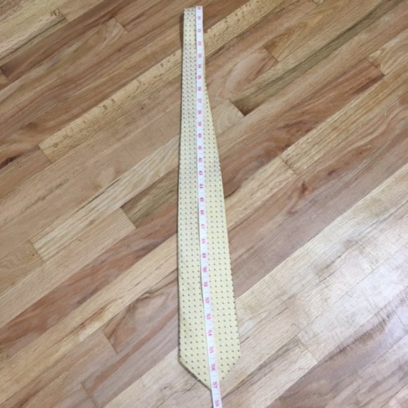 "NWOT" Claiborne, 100% silk, Yellow/Navy blue, Men’s Tie - Picture 4 of 9
